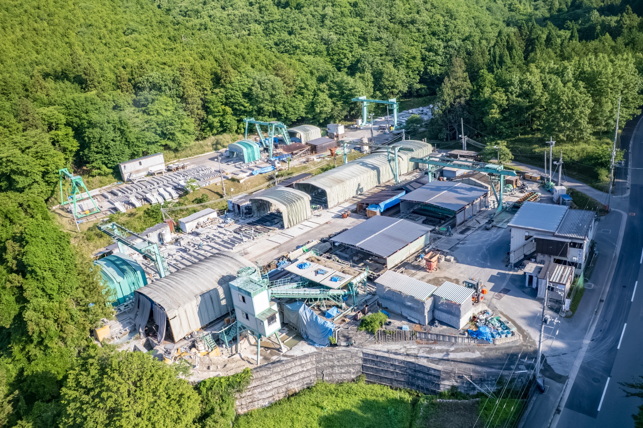上空から見た工場全景と周辺環境